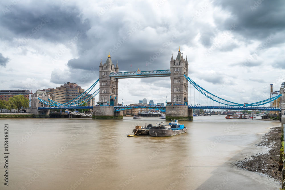 Obraz premium LONDON - SEPTEMBER 25, 2016: Beautiful view of Tower Bridge along Thames river. London attracts 30 million tourists annually