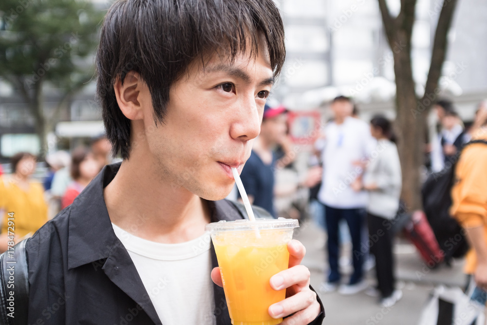 オレンジジュースを飲む男性 Stock 写真 Adobe Stock