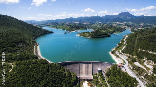 Fototapeta Naklejka Na Ścianę i Meble -  Diga con lago vista aerea dal drono DJI pHantom 3 pro