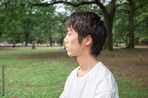 座った男性