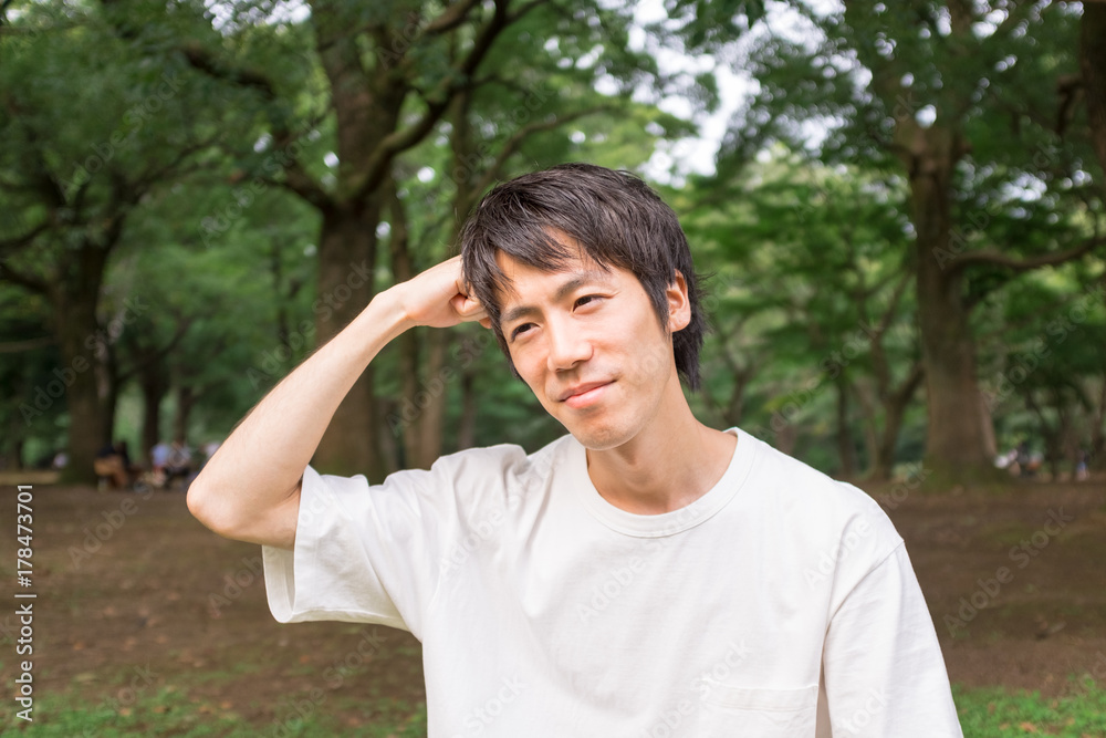 考え事をする男性 考え事をする男性