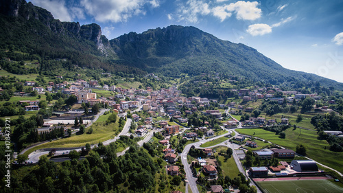 Paese di montagna - vista aerea da drone