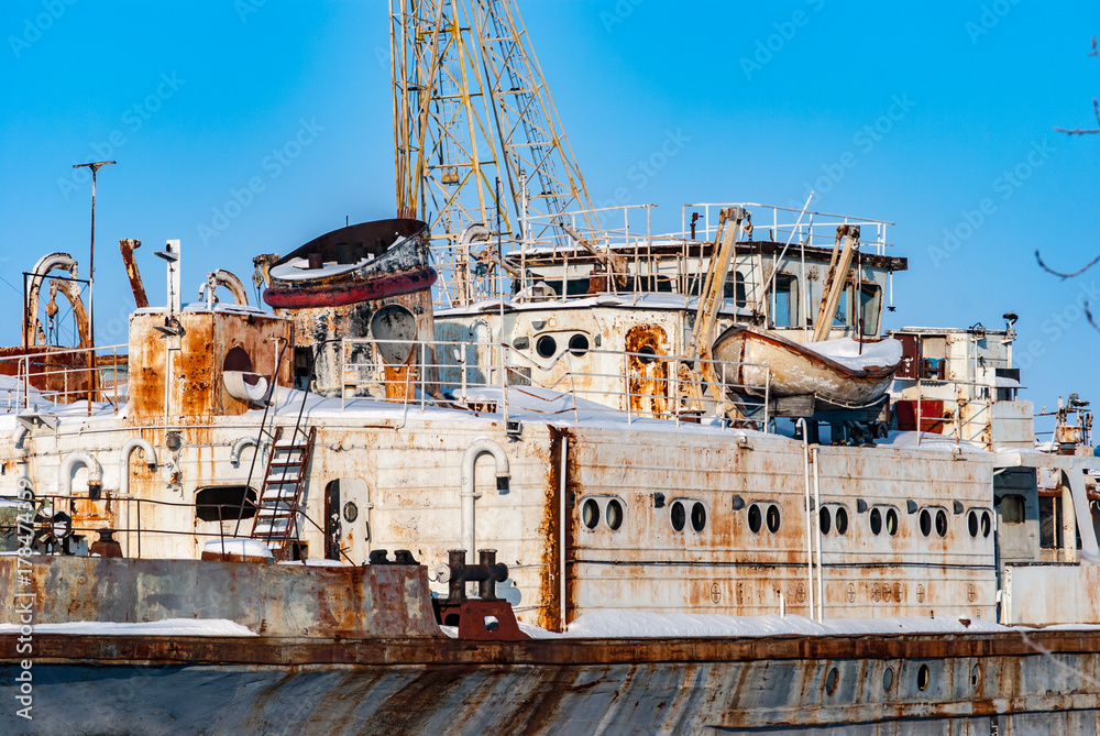 Fototapeta premium Rusty abandoned river ships