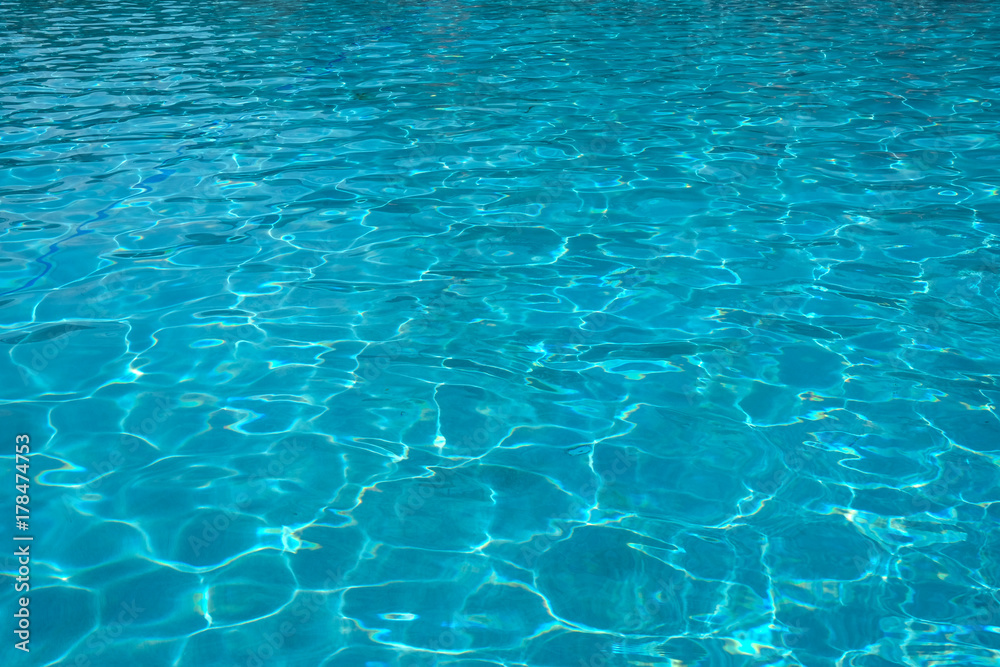 surface d'eau bleue avec reflets