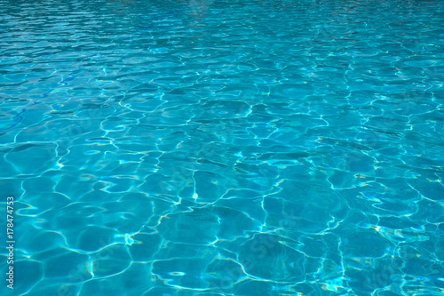 surface d'eau bleue avec reflets