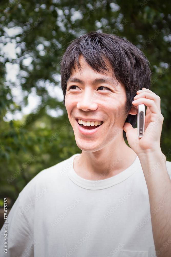 笑顔で電話する男性