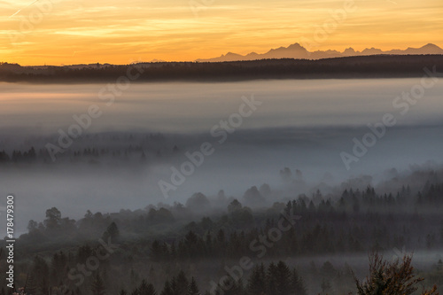 Morgendämmerung und dichter Nebel über den Land