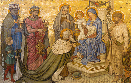 Bild auf Leinwand LONDON, GREAT BRITAIN - SEPTEMBER 17, 2017: The mosaic of Adoration of the Magi in church Our Lady of the Assumption form end of 19