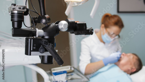 Foto modern microscope with camera and dentist at work