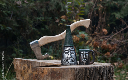 Starożytna butelka i kubek, naczynia wikingów