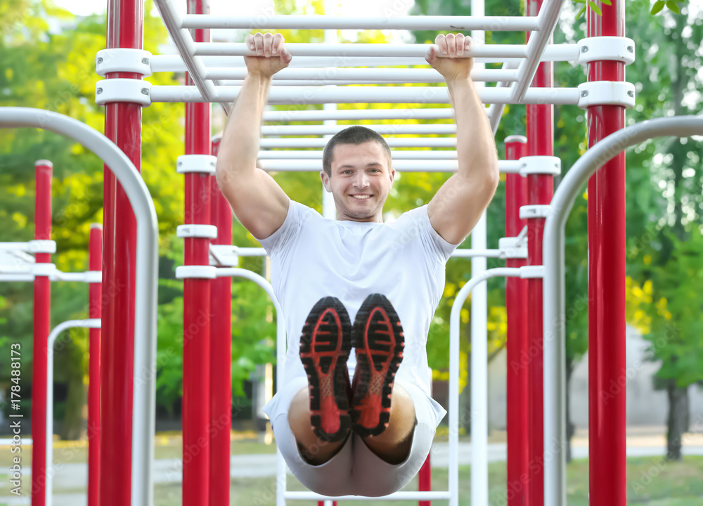 Obraz premium Sporty young man training outdoors