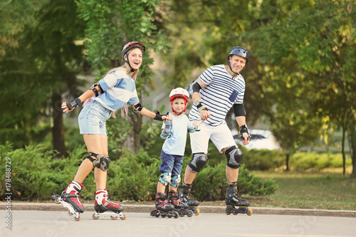 Принти на полотні Family on roller skates in summer park