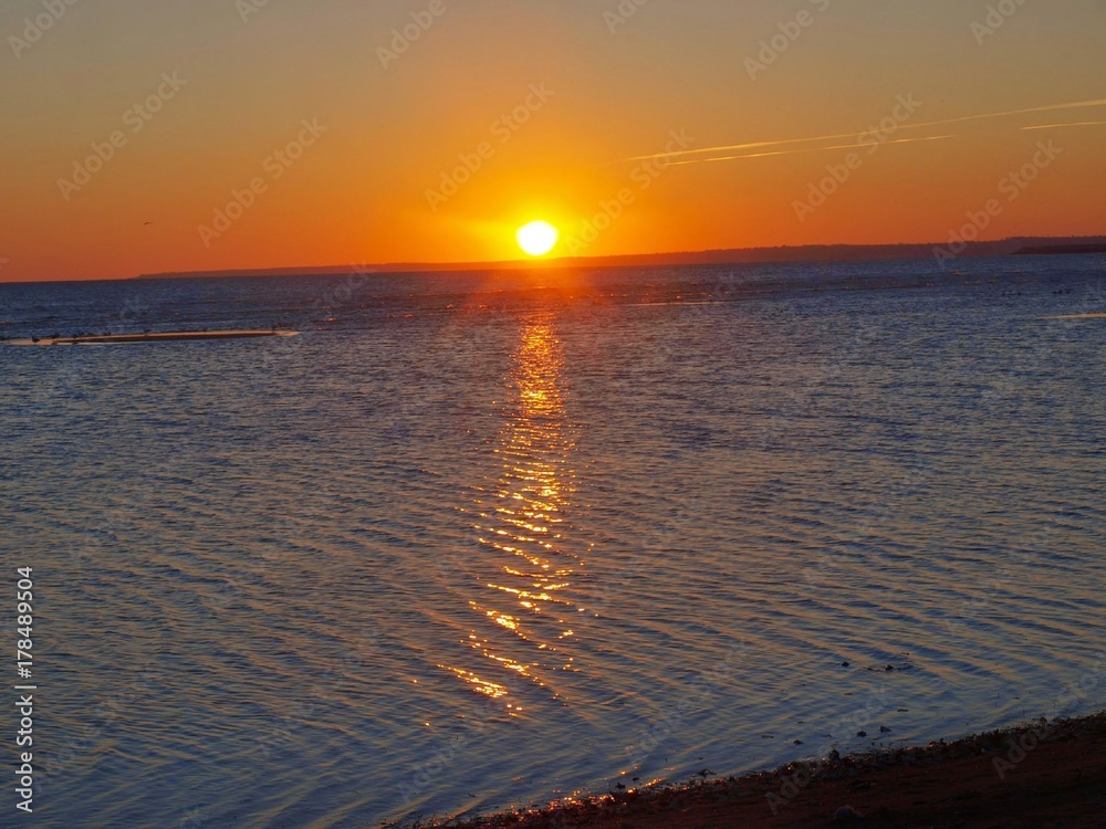 Морской вид (Мариуполь) с заходящим в осеннее море солнцем. 