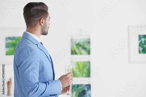 Young man looking at pictur...