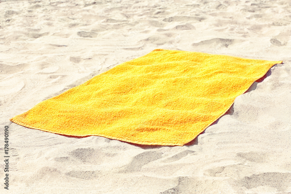 Φωτογραφία Yellow beach towel on sand