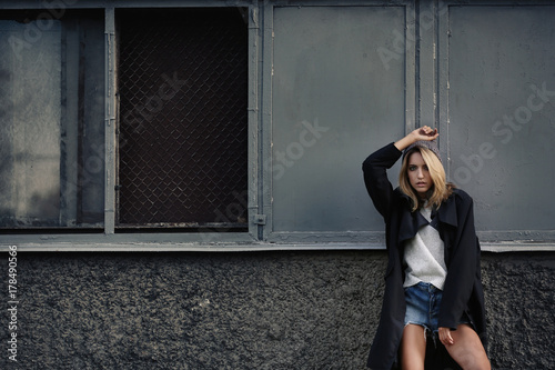 Beautiful young woman posin...