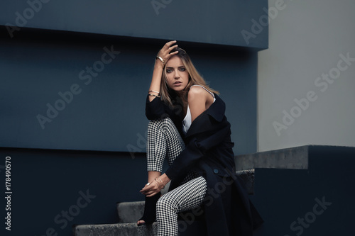 Beautiful young woman posin...