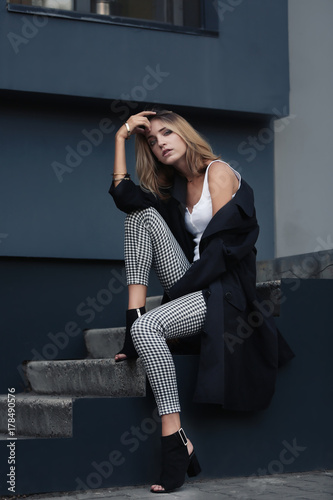 Beautiful young woman posin...