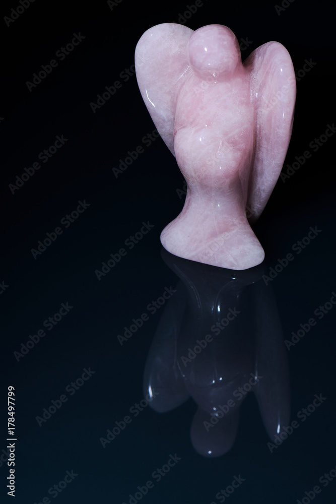 Rosenquarz Engel Figur mit Spiegelung Stock Photo | Adobe Stock