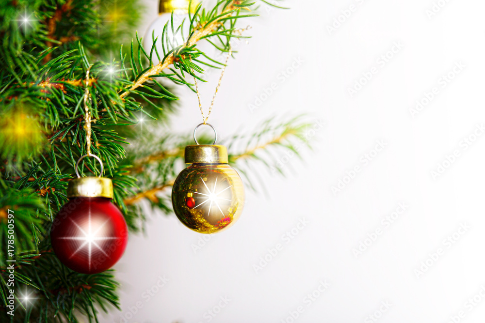 Naklejka premium Christmas decor balls on tree branch