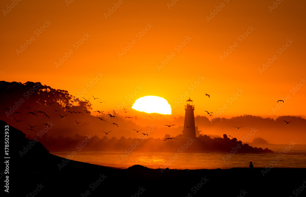 Obraz premium Lighthouse at dawn