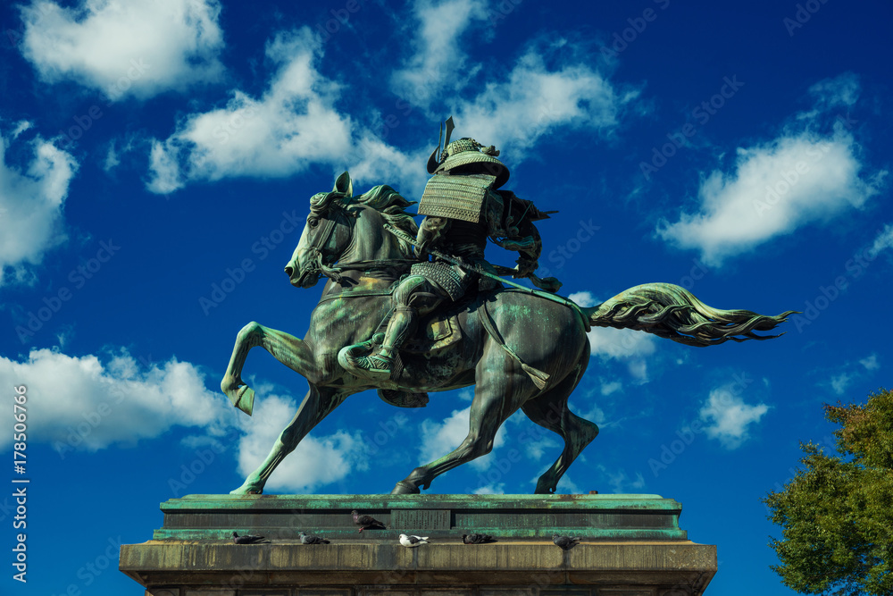 Obraz premium Kusunoki Masashige samurai bronze equestrian statue erected in 1897 in the center of Tokyo 