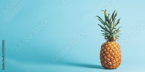 Photo Whole pineapple on a bright blue background