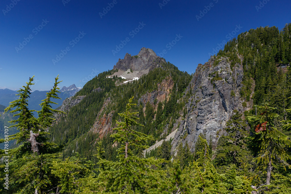 Obraz premium A summer season view of Mount Forgotten as seen along its hiking trail with White Chuck Mountain Peak in the background.