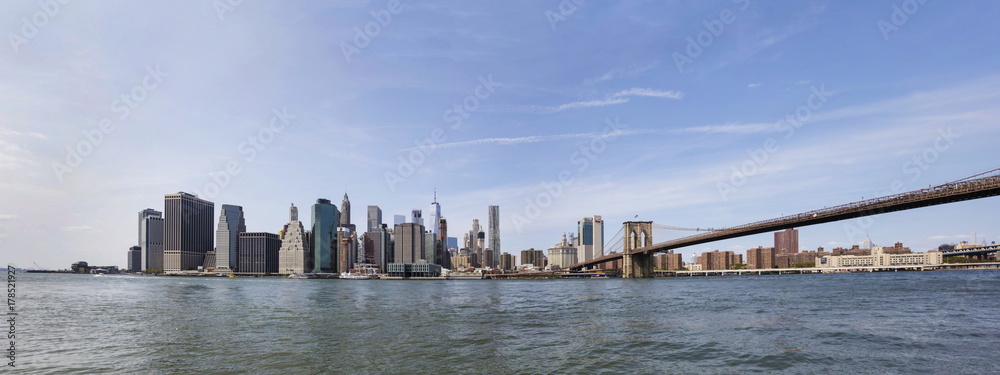Fototapeta premium Panoramic view at Brooklyn Bridge view and Manhattan skyline, USA