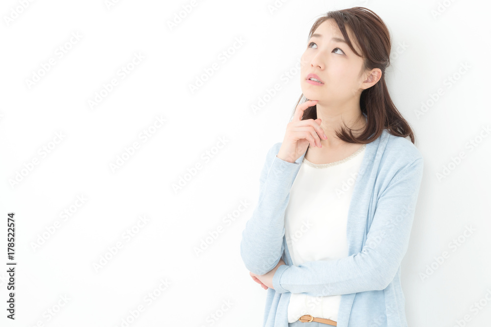 悩む若い女性 悩む若い女性