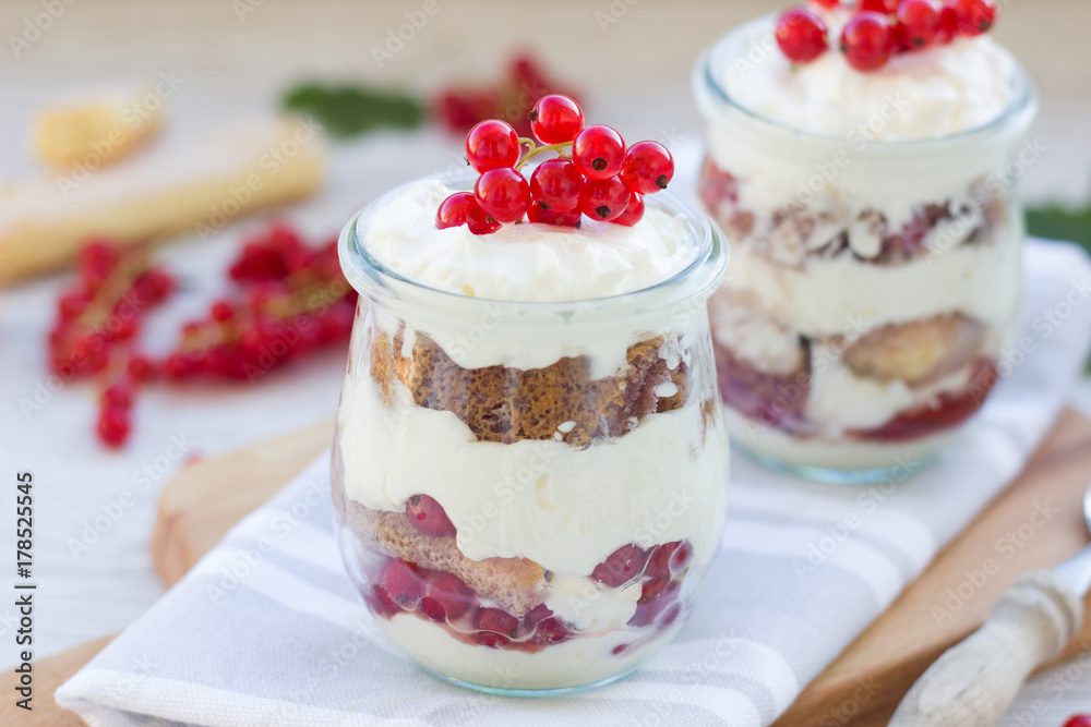 Tiramisu im Glas mit Beeren Tiramisu im Glas mit Beeren