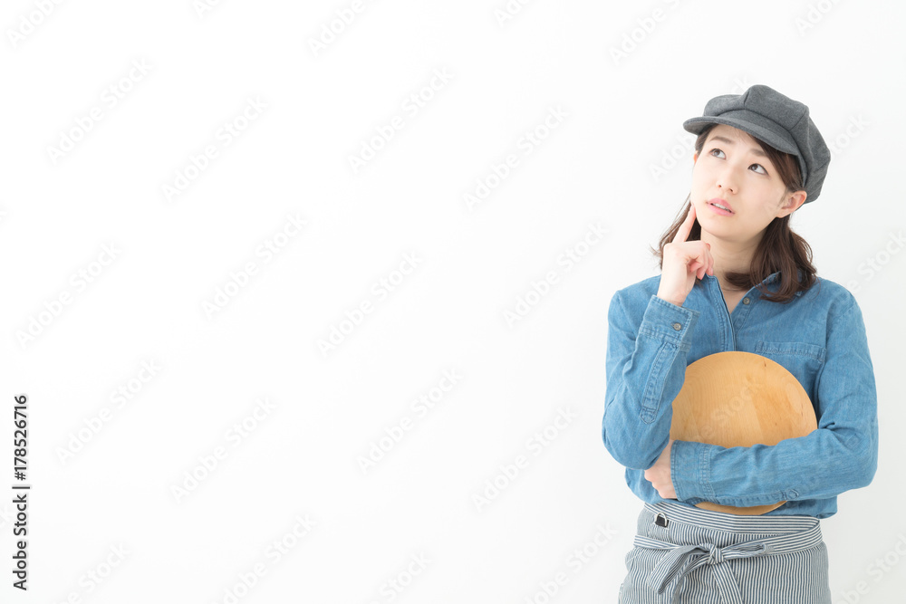 カフェ・悩むスタッフ