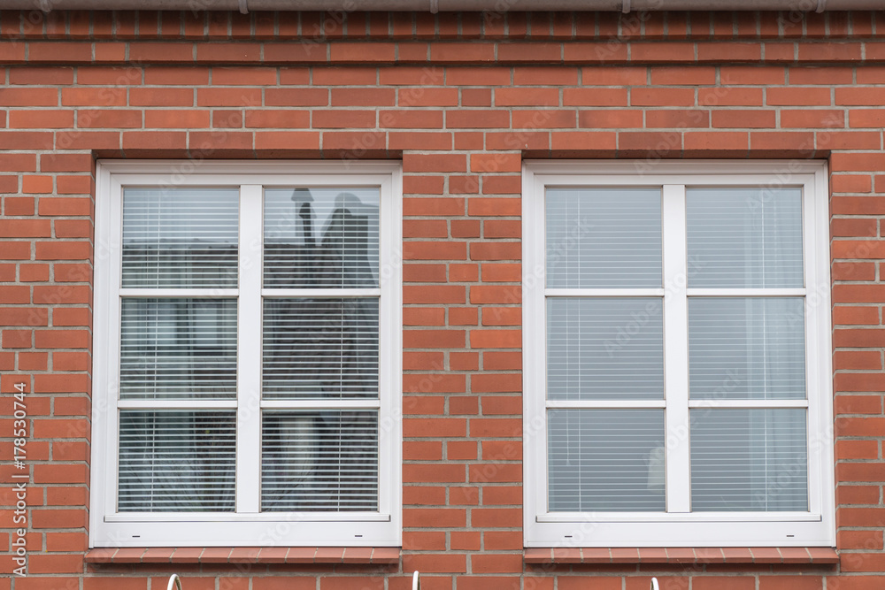 Fototapeta premium weiße Fenster in einer roten Bachstein Fassade