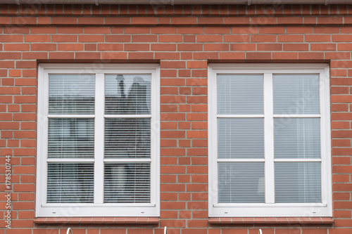 weiße Fenster in einer roten Bachstein Fassade