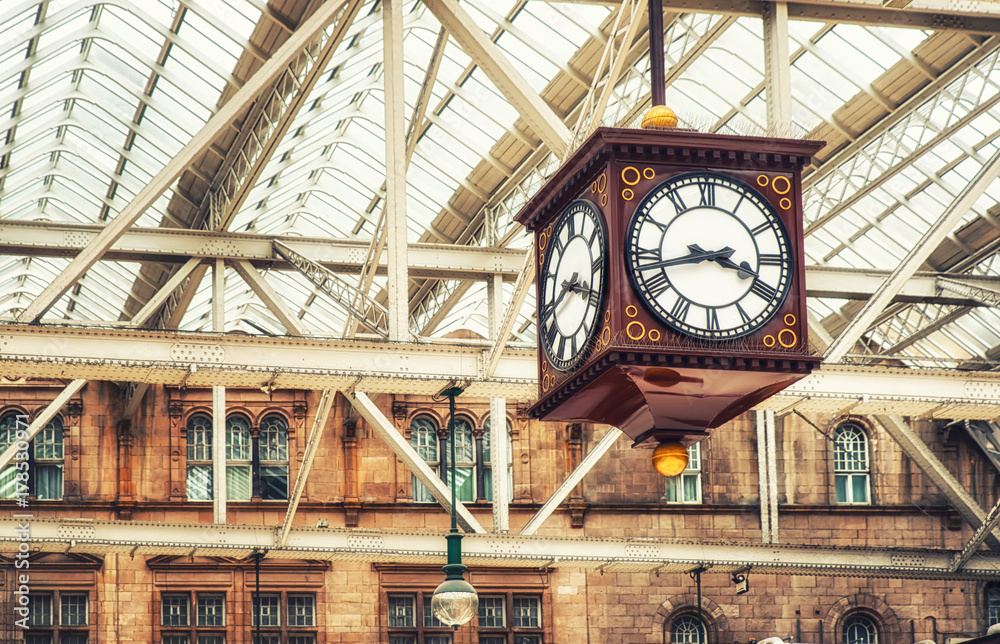 Obraz premium Antique station clock