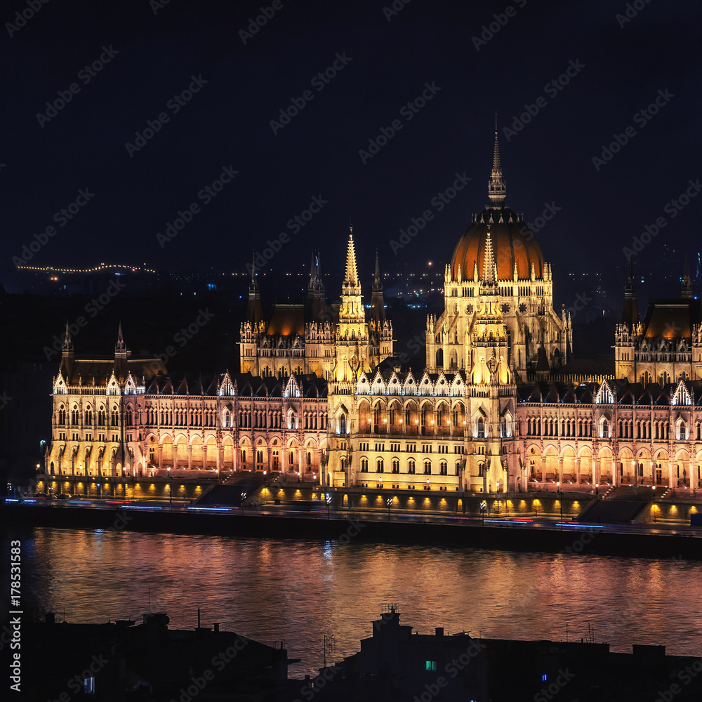 Fototapeta premium Night view of Parliament building in Budapest