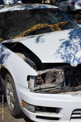  White car nissan after the crash