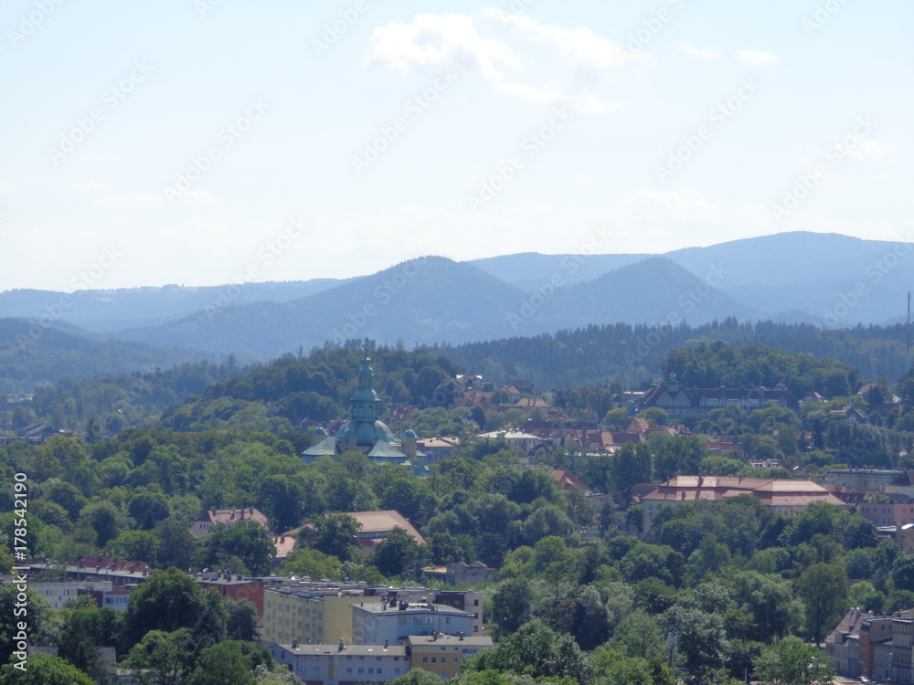 widok z wieży widokowej Grzybek na miasto Jelenia Góra