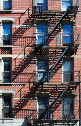 Fotografie Fire escape ladder on bulding façade, New York, USA