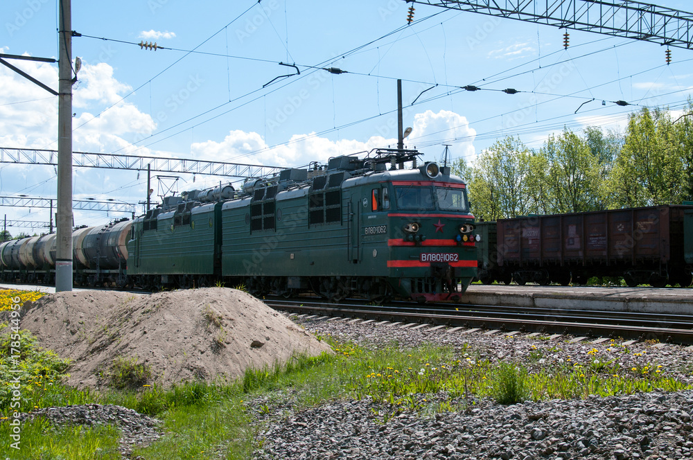 Obraz premium Alternating current electric cargo locomotive VL80S-1062, station Kaduy, Vologda region, Russian Federation