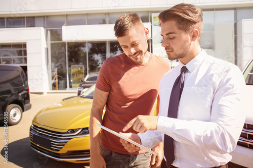 Salesman with tablet and cu...