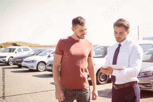 Salesman with tablet and cu...