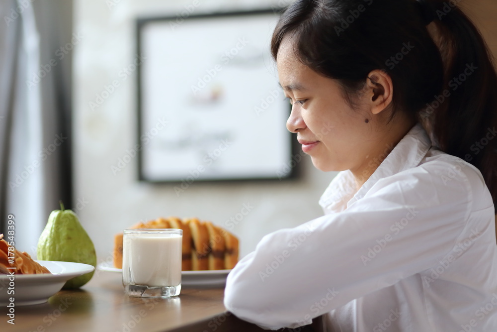 朝食を食べる若い女性