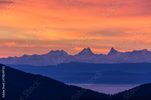 Lever du soleil sur les Alpes Suisses © Olympixel
