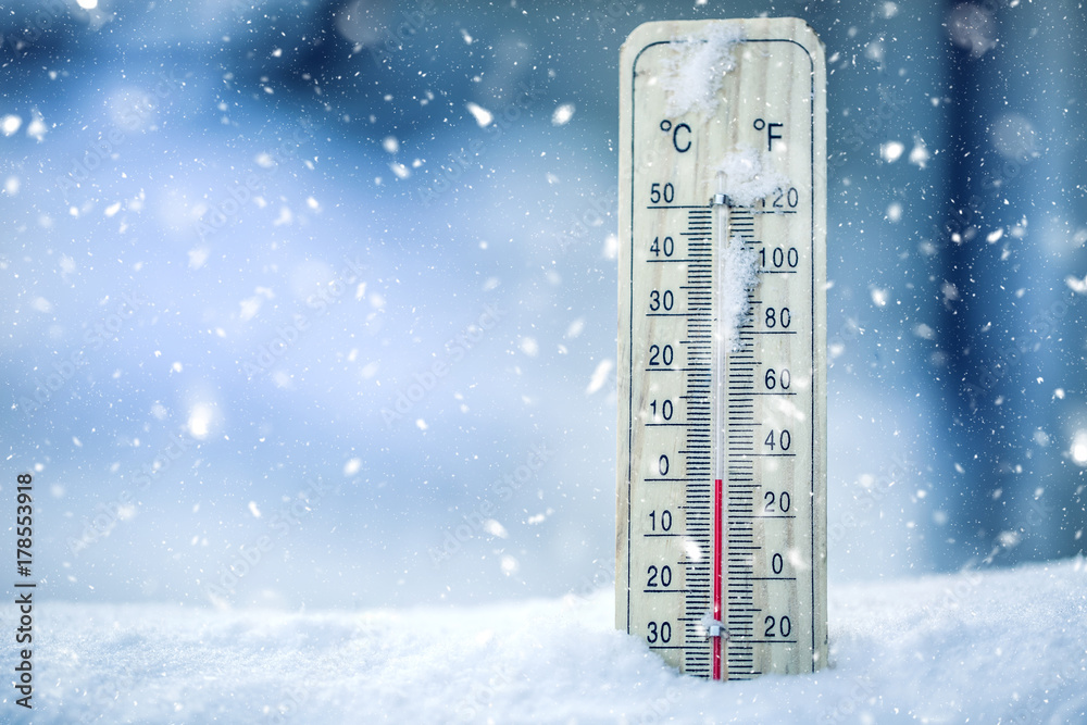 Obraz premium Thermometer on snow shows low temperatures - zero. Low temperatures in degrees Celsius and fahrenheit. Cold winter weather - zero celsius thirty two farenheit.