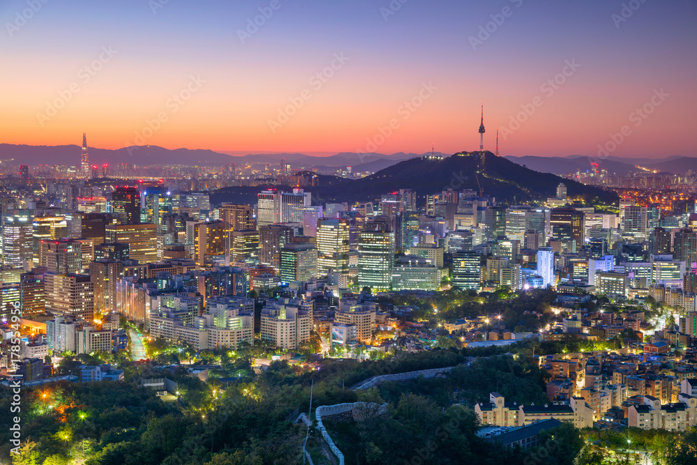 Naklejka premium Seul. Cityscape obraz centrum Seulu podczas letniego wschodu słońca.