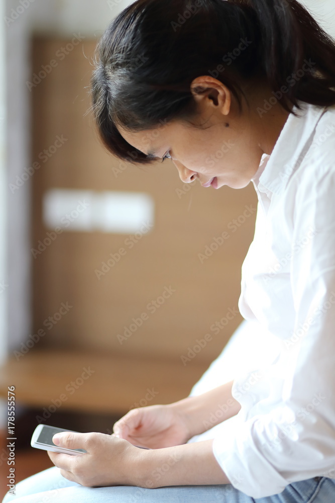 スマートフォンを使う女性 スマートフォンを使う女性