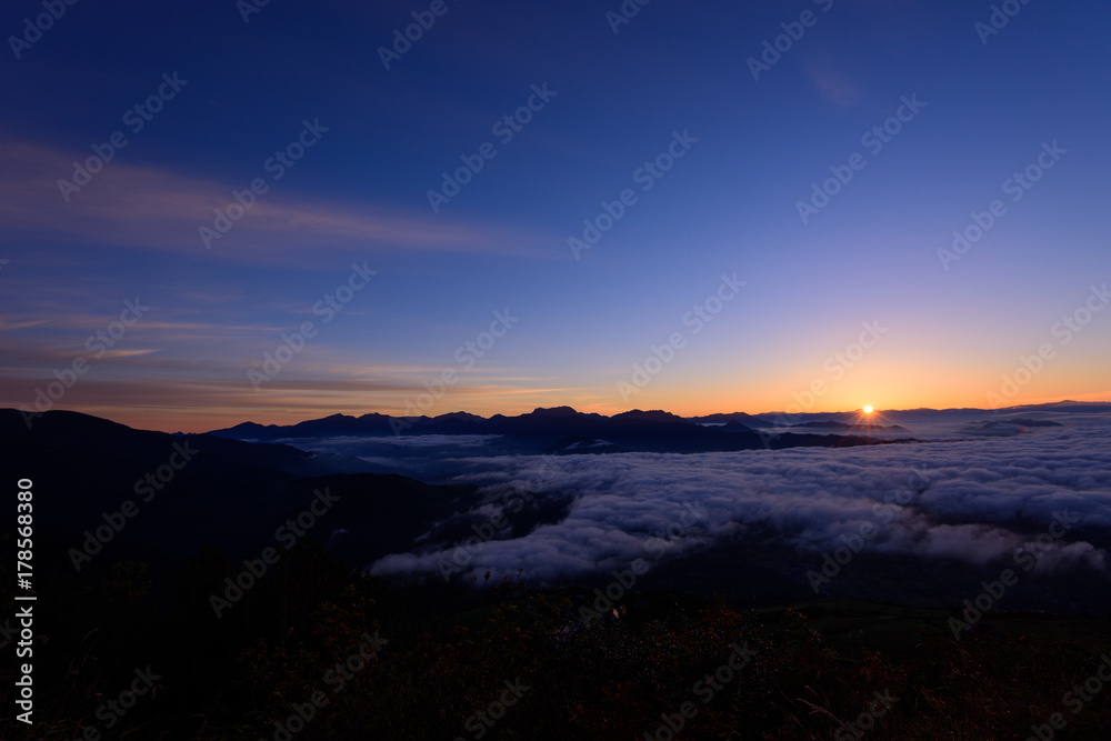 長野　戸隠連峰から上る朝日　北アルプス・八方尾根からの眺め