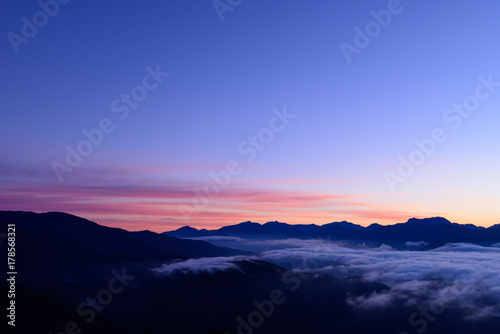 長野　戸隠連峰から上る朝日　北アルプス・八方尾根からの眺め © Scirocco340