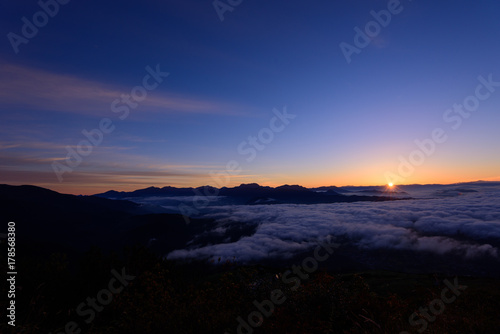 長野 戸隠連峰から上る朝日 北アルプス・八方尾根からの眺め